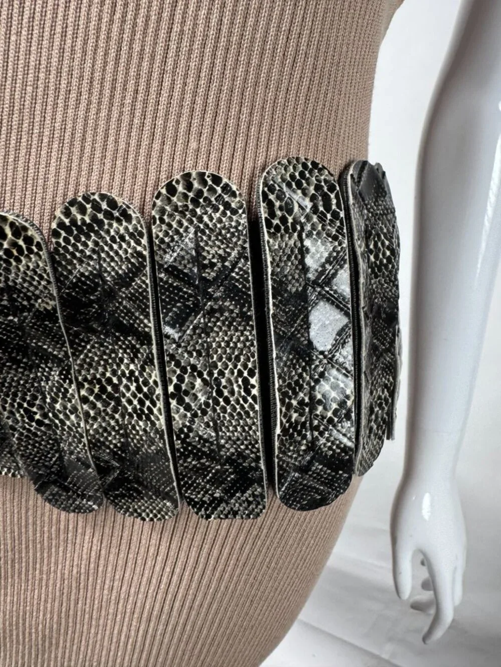 Wide Black & Gray Snake Print Elastic Belt With Silver Buckle Accent Size 2X Str